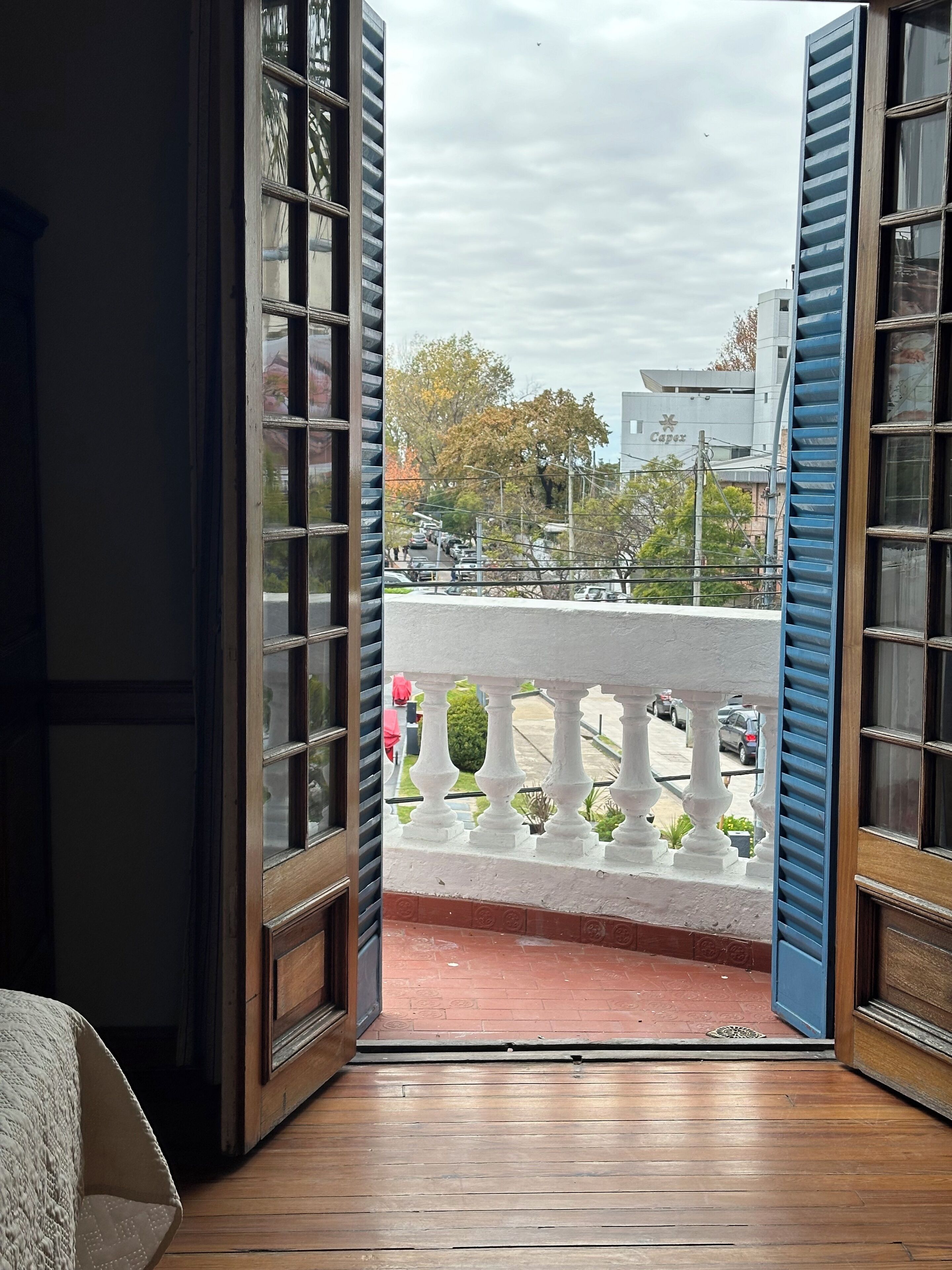 Chambre triple supérieure | Bureau, rideaux d’obscurcissement, lit de bébé portatif