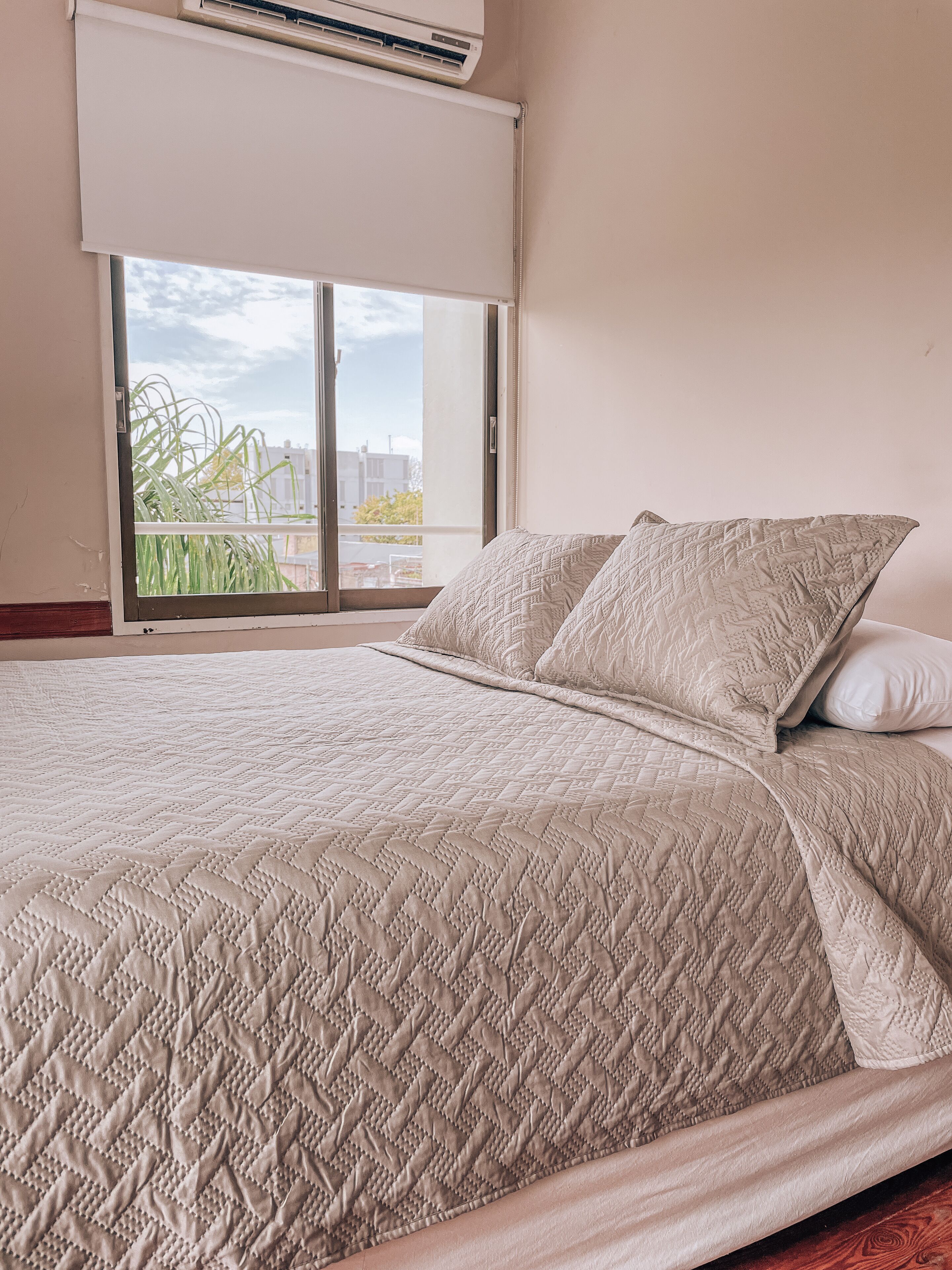 Escritorio, cortinas blackout, cuna de viaje y wifi gratis 