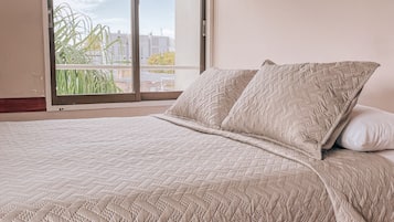 Escritorio, cortinas blackout, cuna de viaje y wifi gratis