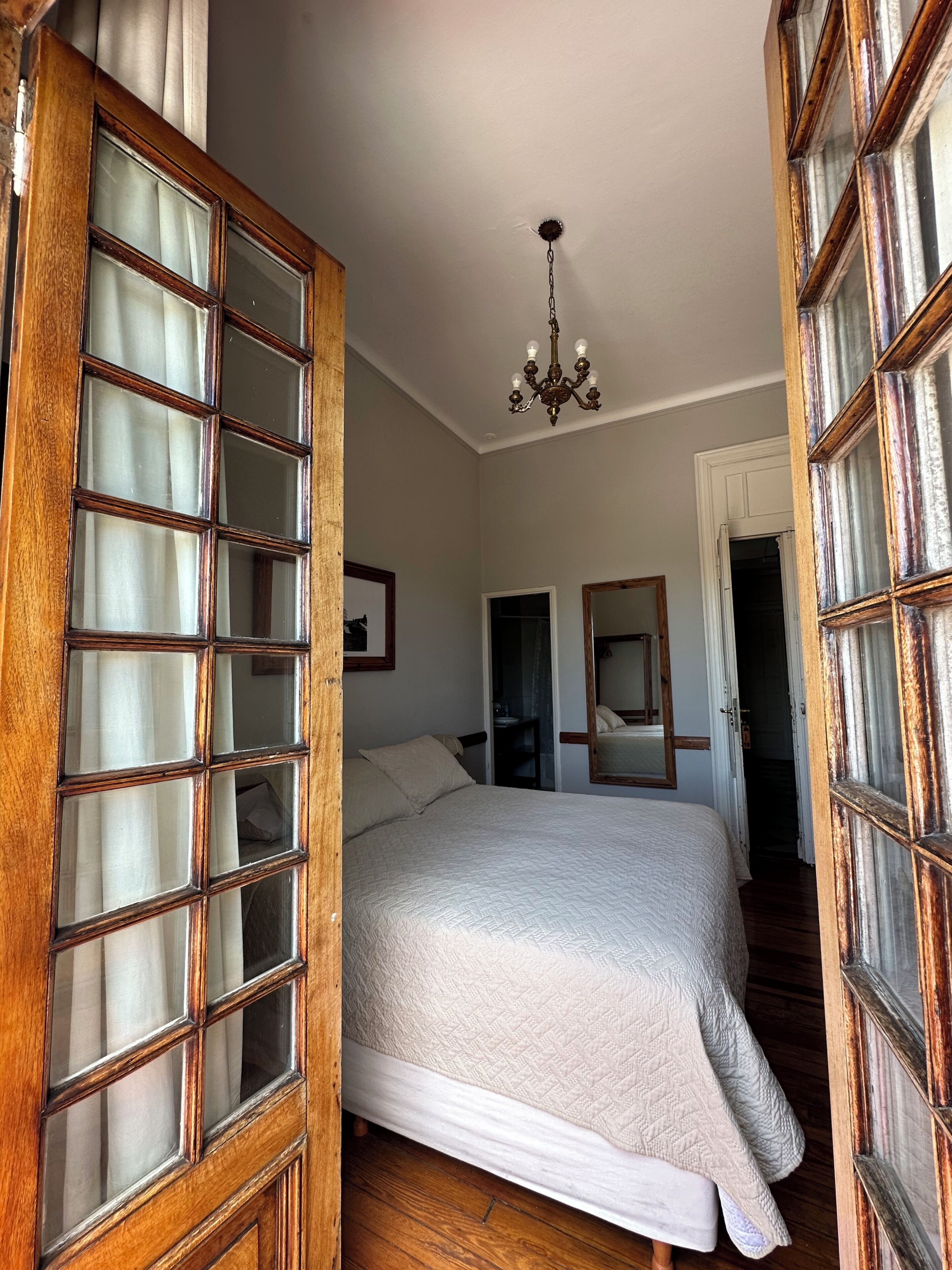 Chambre supérieure double | Bureau, rideaux d’obscurcissement, lit de bébé portatif