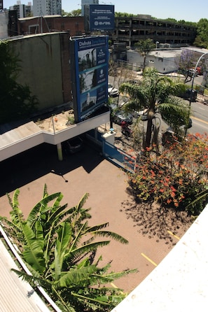 Stationnement libre-service payant (10 USD par nuit)