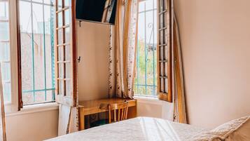 Chambre Triple Supérieure | Bureau, rideaux occultants, lit parapluie, Wi-Fi gratuit
