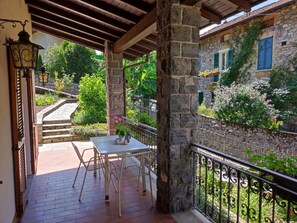 Outdoor dining - Beautiful private villa for 5 guests with WIFI, TV and terrace (Codogna-cardano)