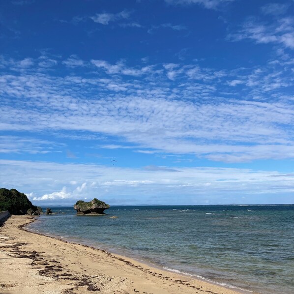 Playa en los alrededores y camastros 