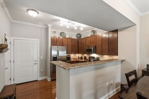 Fridge, microwave, oven, stovetop - Enjoy the Charlotte lifestyle in this fabulous Condo (Charlotte)