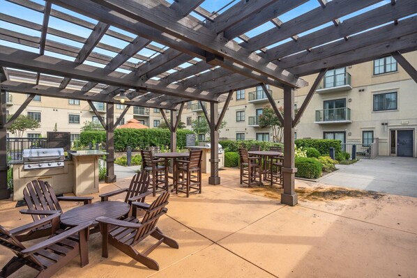 Outdoor dining - Enjoy the Charlotte lifestyle in this fabulous Condo (Charlotte)