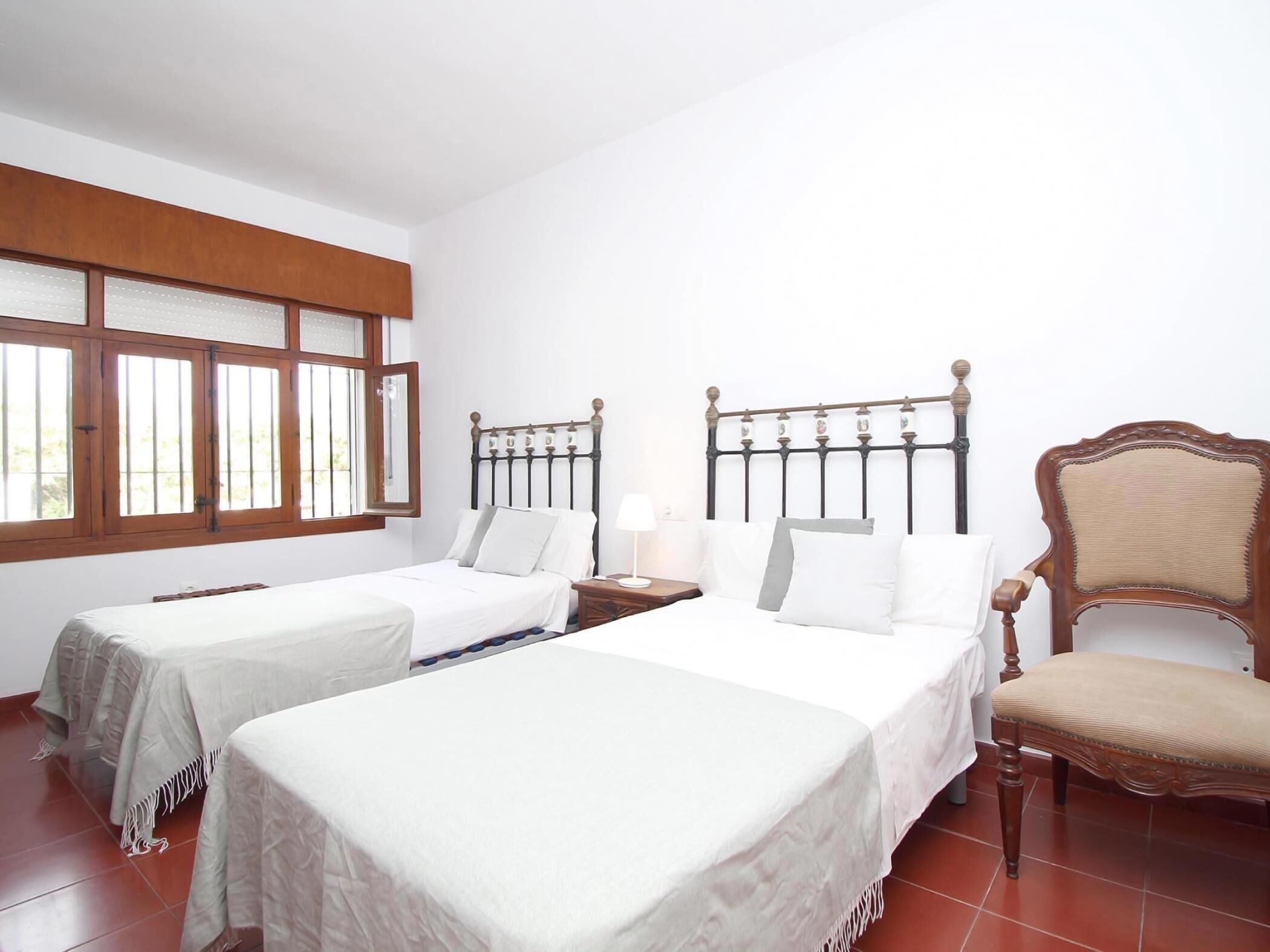 6 bedrooms, iron/ironing board, internet, bed sheets