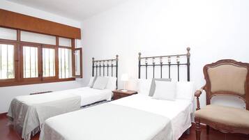 6 bedrooms, iron/ironing board, internet, bed sheets