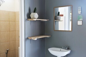 Standard Shared Dormitory | Bathroom
