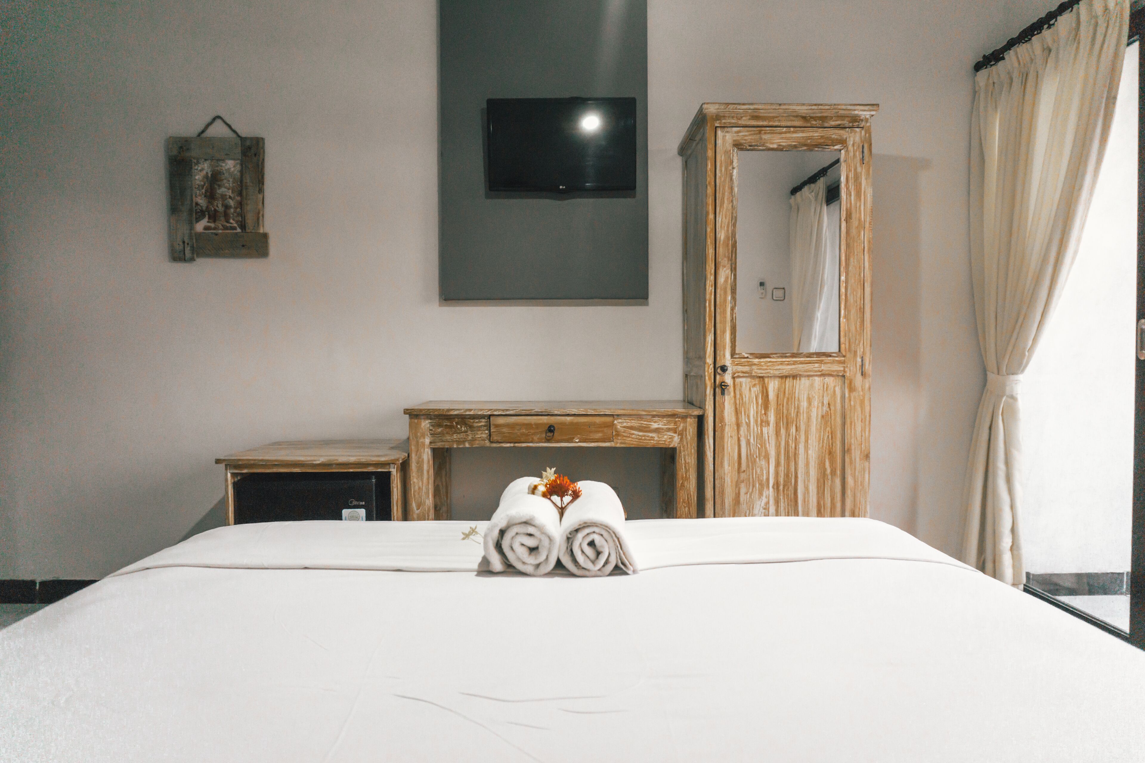 Free WiFi, bed sheets