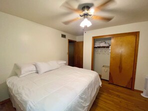 3 bedrooms, desk, iron/ironing board, free WiFi - Vintage Charm, Upgraded - White Sheets + Fast Wi Fi + 2 King Beds (Russellville)