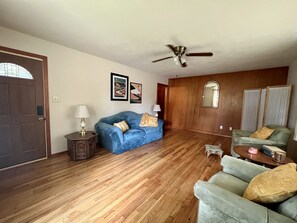 Smart TV, books, stereo - Vintage Charm, Upgraded - White Sheets + Fast Wi Fi + 2 King Beds (Russellville)