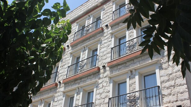 A multi-story stone building with balconies and windows. - Maxxmarine hotel (Izmir)