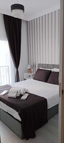 Quarto casal econômico | Escrivaninha, espaço de trabalho para notebook, Wi-Fi de cortesia
