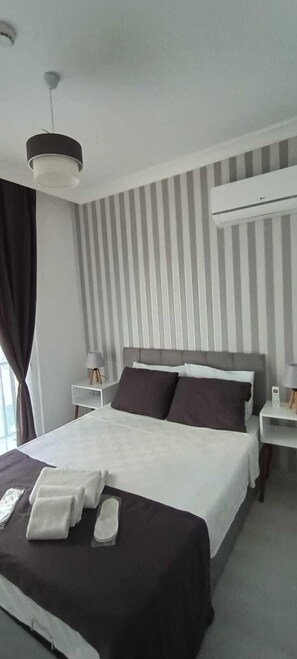 Desk, laptop workspace, free WiFi, bed sheets - Maxxmarine hotel (Izmir)