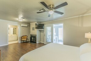 4 habitaciones, escritorio y tabla de planchar con plancha 