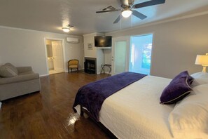 4 bedrooms, desk, iron/ironing board, travel cot