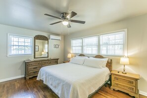 4 bedrooms, desk, iron/ironing board, travel cot