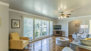 Smart-TV, Kamin, Bücher, Computerbildschirme