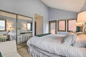 2 quartos, berço de viagem, acesso à internet, roupa de cama
