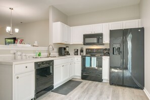 Geladeira, micro-ondas, cooktop, lava-louças