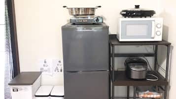 Frigorífico, microondas, placa de cocina y utensilios de cocina