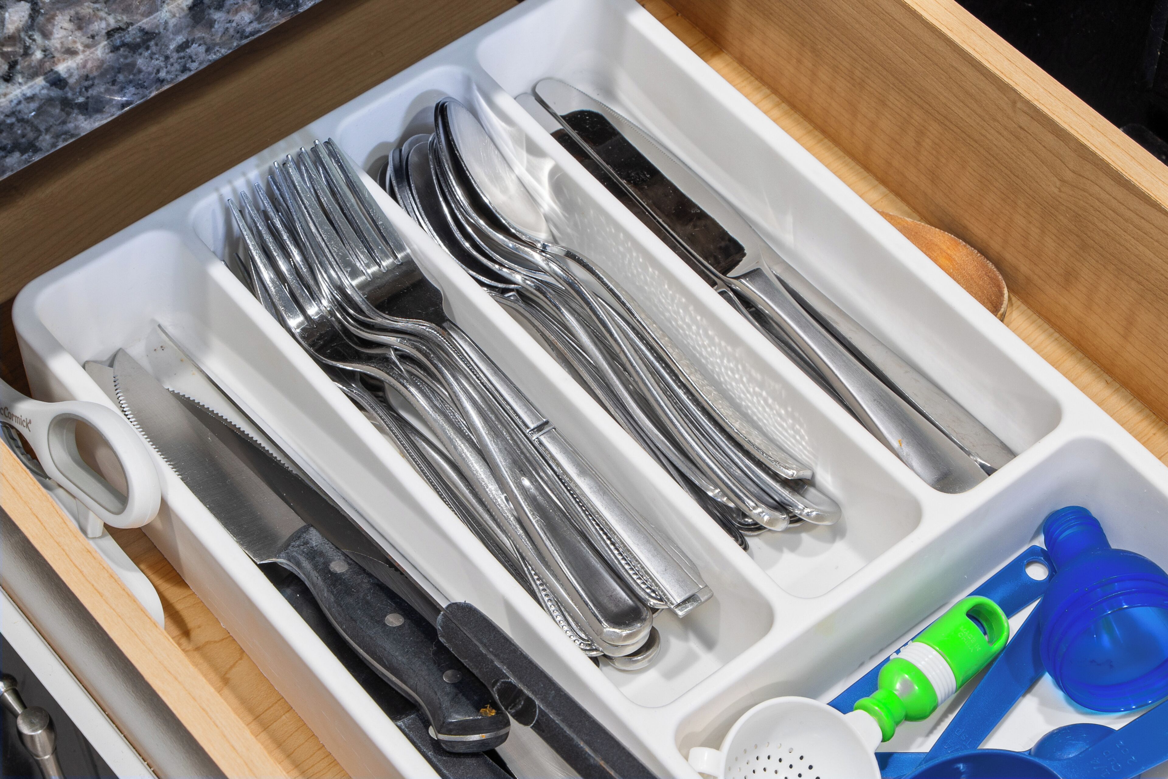 Un tiroir contenant des ustensiles et des outils de cuisine.