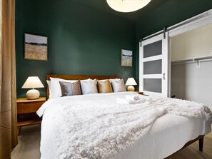 1 slaapkamer, een bureau, een strijkplank/strijkijzer, gratis wifi