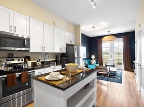 Een koelkast, een magnetron, een oven, een kookplaat