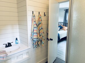 4 bedrooms, desk, iron/ironing board, travel crib