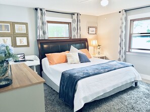 4 chambres, bureau, fer et planche à repasser, lit de bébé portatif