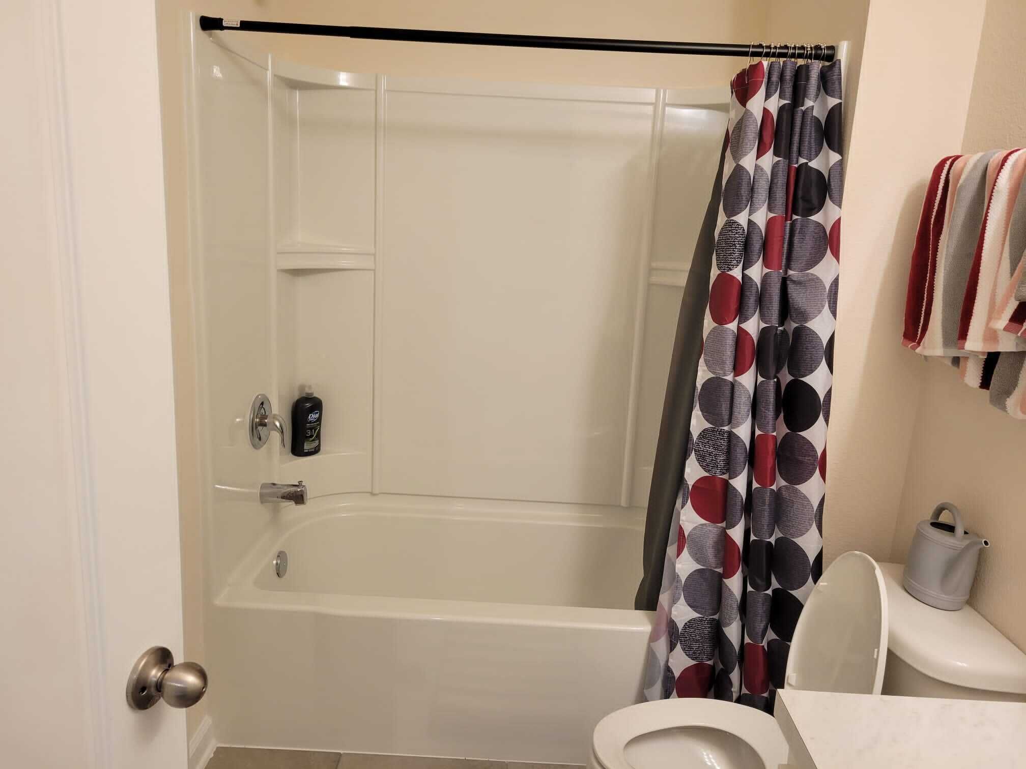 Cheerful 3 bedroom home with free parking