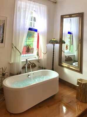 Apartamento superior, 1 cama King | Banheira de hidromassagem particular