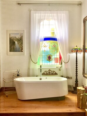 Apartamento superior, 1 cama King | Banheiro | Banheira e chuveiro separados, banheira de hidromassagem