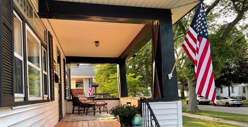 Harbor Home on Miner-An Adorable Lakeside Bungalow