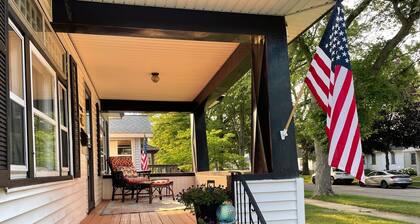 Harbor Home on Miner-An Adorable Lakeside Bungalow