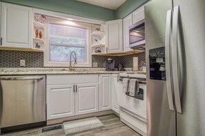 Kylskåp, mikrovågsugn, ugn och spishäll