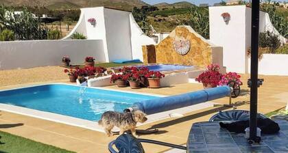 2-Bed Villa Sleeps 5 - Private Pool & Free Parking