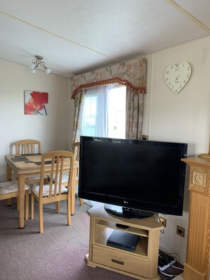 Dining - Remarkable 2-Bed Caravan in Ingoldmells (Ingoldmells)