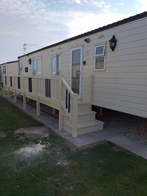 Exterior - Remarkable 2-Bed Caravan in Ingoldmells (Ingoldmells)