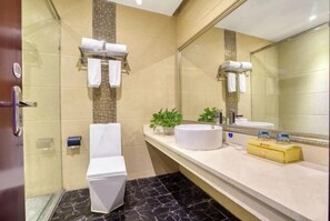 Ein modernes Badezimmer mit Toilette, Waschbecken und einem großen Spiegel.