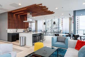 Interior - Upscale Lakeview 2BR w/ Deck, Pool & Gym, nr Lincoln Park, by Blueground (Chicago)