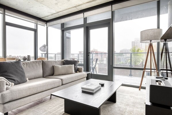 TV, stereo - Upscale Lakeview 2BR w/ Deck, Pool & Gym, nr Lincoln Park, by Blueground (Chicago)