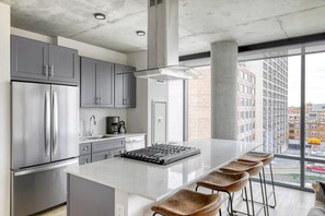 Fridge, microwave, oven, stovetop - Upscale Lakeview 2BR w/ Deck, Pool & Gym, nr Lincoln Park, by Blueground (Chicago)