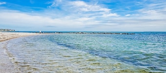 Studio Villa directly across from beach. Sleeps 4