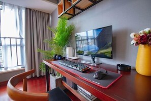 Un escritorio moderno con una computadora, teclado y ratón.