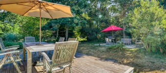 Coastal home with outdoor shower, grill, fireplace, central AC, & W/D