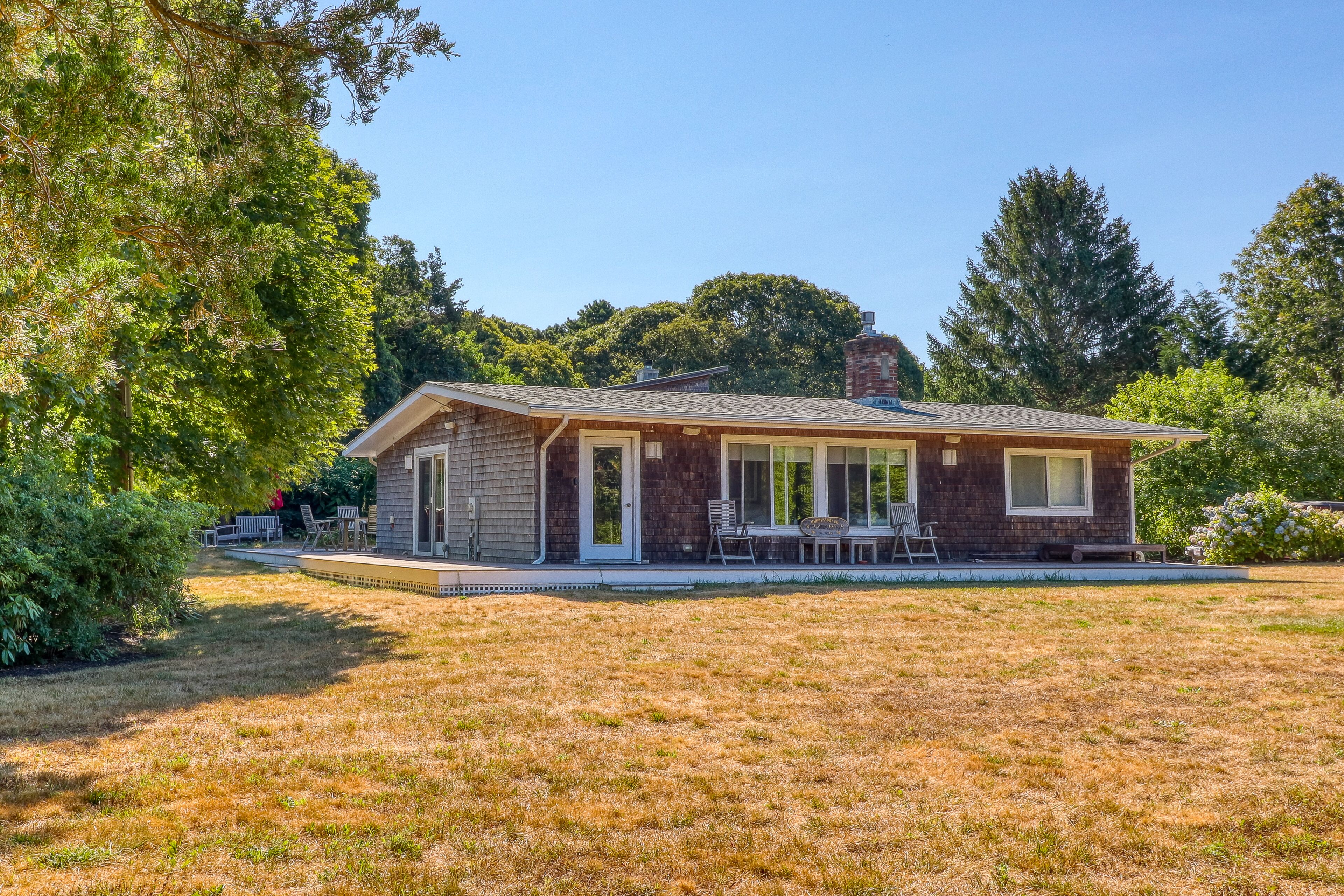 Coastal home with outdoor shower, grill, fireplace, central AC, & W/D