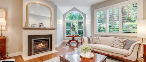 TV, fireplace