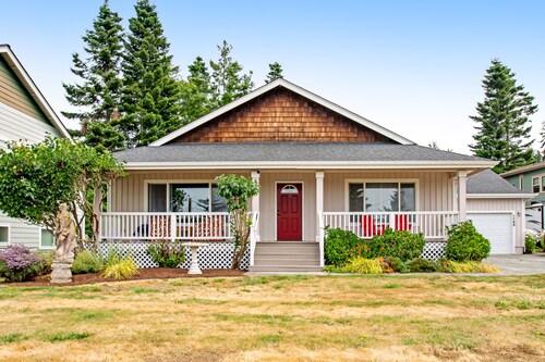 Adorable island home with beach access, tennis courts, backyard, WiFi & W/D